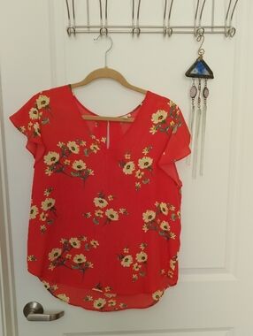 Lily White Red Floral V‑Neck Flutter Sleeve Blouse